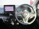 デイズの運転席廻りになります。ひじ掛けや収納など便利な装備がついてます!