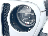 ●LEDヘッドライト:夜間走行時も良好な視界を確保し安心して運転できる高輝度LEDヘッドライトを装備!点灯速度が早く、消費電力も抑えられています。