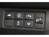 Honda SENSING!先進機能で、走行時も停車時も安心・快適に。●衝突軽減ブレーキ〈CMBS〉●パキングセンサーであんしんドライブできます。
