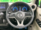 インテリアに合わせたデザインのステアリングは、運転される方のことも考え、運転しやすい形状、大きさです。是非一度、実際に触ってお確かめください。