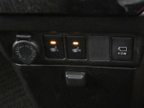 運転席と助手席には寒い時にうれしいシートヒーターが装備されてます。