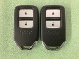 スマートキーを装備しています。鍵を差し込むことなくドアロックの開け閉めと、スタートボタン操作でのエンジンスタートができます。スペアキーも同じものを用意しております。