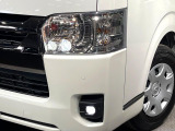【LEDヘッドライト】悪天候や夜間走行時も良好な視界を確保し安心して運転できる高輝度LEDヘッドライトを装備!点灯速度が早く、消費電力も抑えられています。
