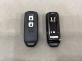 スマートキーを装備しています。鍵を差し込むことなくドアロックの開け閉めと、スタートボタン操作でのエンジンスタートができます。スペアキーも同じものを用意しております。