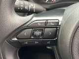運転中、オーディオの操作をしてて、ハッとしたことはありませんか?ステアリングスイッチは、運転中でもハンドルでオーディオの操作が可能です。安全なドライブをサポートします。