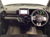 車内は光触媒抗菌消臭施工済です。インパネ周りはスタイリッシュなデザインです。グローブボックスやカップホルダーのほかにトレーなどたくさんの収納スペースが付いています。