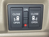リアドアは乗り降りに便利な両側電動スライドドアです。また運転席に座っていながらスイッチ操作で自在にスライドドアを開け閉めできます。
