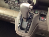 インパネシフトを採用しているので、前席の足元も広々としています。運転席と助手席の行き来もスムーズです!