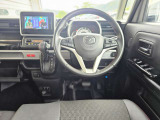 【運転席インテリアデザイン】左右対称のインテリアデザインでドライバーを包み込み運転に集中できるように設計されています。
