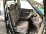 フロント広々、セパレートシートの運転席は、ハイトアジャスターが付いているので、快適にドライブができます。ハンドルはテレスコピック機能で、ハンドル位置を上・下・手前・奥に調節できます。