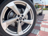 ●純正20インチアルミホイール:輸入車ならではの卓越した走りを支えるホイールと足回りです!日本車の走りに慣れている方にもぜひ体感して頂きたいほど、高いレベルでまとまっています!