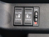 運転席からも操作できる両側パワースライドドア付きです。