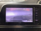 【バックカメラ】運転が苦手な方も車庫入れラクラクです!ギアをリバースに入れれば自動的に切り換わりますので、面倒な操作は不要です♪狭い駐車場もお車を傷つけず安心ですね!