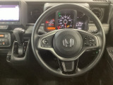 【ハンドル】運転にかかわる様々な操作を安全に行えるように視点移動が少なく操作性に配慮されたスイッチ類が凝縮されたコックピットです。