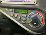【オートエアコン】一度お好みの温度に設定すれば、車内の温度を検知し風量や温度を自動で調整。暑い&hellip;寒い&hellip;と何度もスイッチ操作をする必要はありません。快適な車内空間には必須の機能ですね♪