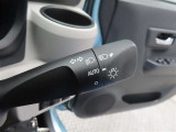 スイッチをオートに設定しておけば、車外の明るさに応じて自動的にヘッドランプを点灯・消灯します。夕暮れ時やトンネルの続く山道などを走行する時に便利なコンライトを装備しています。