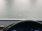 ヘッドアップディスプレイ(HUD)搭載。運転中、前方から視線を落外す必要がなく、安全に情報を把握しながら運転ができる機能です。