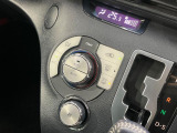 【オートエアコン】一度お好みの温度に設定すれば、車内の温度を検知し風量や温度を自動で調整。暑い&hellip;寒い&hellip;と何度もスイッチ操作をする必要はありません。快適な車内空間には必須の機能ですね♪