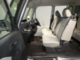【くつろげるフロントシート】ベンチシートで運転席と助手席間の移動も簡単に行えます。座面なども綺麗な状態で、長時間のドライブでも快適に移動できます。
