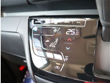 『1台』のお車に対して、3名体制で日々議論を重ね仕入れを行っております。
