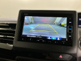 リバースギアに入れるだけで後方の表示へ切り替わります。夜間や雨の日の駐車も楽になりますよ。