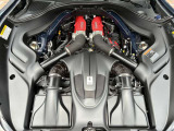 3.9L V8ツインターボエンジンを搭載、620CVを発揮します。(カタログ値)