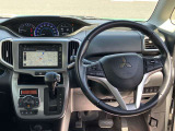 【インパネシフト】足元が広々☆運転席から助手席への移動も楽にできちゃいますね