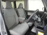 運転席のスペースはゆったりしていて、視界も広く確保されているので普段の運転からロングドライブまで快適です。