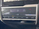 【オートエアコン】一度お好みの温度に設定すれば、車内の温度を検知し風量や温度を自動で調整。暑い&hellip;寒い&hellip;と何度もスイッチ操作をする必要はありません。快適な車内空間には必須の機能ですね♪