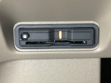 ハンドルの左下にETCがついています。高速道路の料金所の通過も楽々です。カードの取り出しもしやすい場所についています。