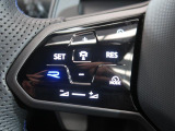 ◆クルーズコントロールにレーダーセンサーを組み合わせ、先行車を測定し設定されたスピードを上限に自動で加減速を行います。一定の車間距離を維持することで、長距離走行でのドライバーの疲労を低減させます。