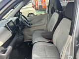 助手席も広く、スムーズに乗り降りいただけます!