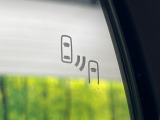 【ブラインドスポットモニター】走行中、ドアミラーの死角になりやすい箇所に後続車が接近するとサイドミラーのレンズに警告を表示!ドライバーに注意喚起をしてくれます。