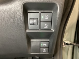 ハンドルの右側にはヘットライトリベライザーとHondaセンシング用のメインスイッチがついています。ヘッドライトリベライザーは道路状況や積荷の加重に応じてライトの高さを調節できます。