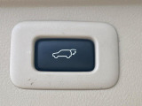 【パワーバックドア】スマートキーや運転席のボタンを押すだけでリアゲートが自動で開閉します!荷物を持っている時や、高い位置にあるバックドアを閉める際に便利な機能です♪