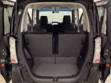 開口部も広く荷物の積み下ろしもしやすいお車となっております。シートの背もたれは5:5の割合で分割して可倒できるので、長いお荷物などを載せることもできます。