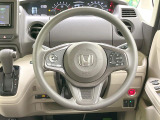 インテリアに合わせたデザインのステアリングは、運転される方のことも考え、運転しやすい形状、大きさです。是非一度、実際に触ってお確かめください。