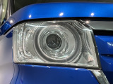 LEDヘッドライトは、点灯の瞬間から最大光量を発揮し、突然暗くなるトンネルなどでの安定感を高めます。