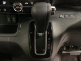 CVT車のセレクトレバーです。低速から高速まで、変速ショックのないスムーズな走りを実現するとともに、エンジン効率のよい領域を維持することで燃費にも貢献します。