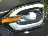 【LEDヘッドライト】悪天候や夜間走行時も良好な視界を確保し安心して運転できる高輝度LEDヘッドライトを装備!点灯速度が早く、消費電力も抑えられています。