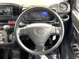 インテリアに合わせたデザインのステアリングは、運転される方のことも考え、運転しやすい形状、大きさです。是非一度、実際に触ってお確かめください。