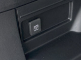 荷室には便利なアクセサリーソケットを装備。アウトドアや車中でのちょっとした電源確保に役立ち、使い勝手がぐっと広がります。