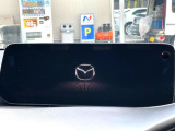 【マツダコネクト】車内の雰囲気にマッチした一体型タイプのディスプレイ。各種車輌設定やBluetooth再生等、様々な機能が楽しめます。専用SDカードのご購入で、ナビ機能も使用出来ます。
