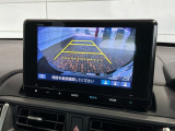 リバースギアに入れるだけで後方の表示へ切り替わります。夜間や雨の日の駐車も楽になりますよ。