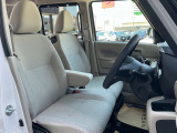 運転席・助手席は、ゆったりと座れるサイズで、長時間の運転でも快適です。