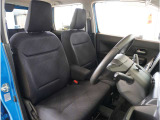 【清潔感のある運転席&助手席】隅々までクリーニングの行き届いた運転席&助手席。目立ったシミや汚れ等もございません。快適なドライブをどうぞ。