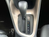 操作しやすいATシフトです。シフトチェンジを気にしなくてよいので運転だけに集中できますね。自然と手に届くところにある、手になじむ形状のシフトノブがいいですね。