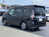 車線逸脱防止支援システム,車両が車線をはみ出す可能性がある場合に警報音と警告表示と共に車線内に戻すようにハンドル操作をサポートしてくれます。