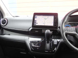 Urban CHROME プロパイED特別装備の格調高い レザー調インストパネル(専用ライトグレーステッチ)。そして、防水シート(ブラック)フレーザークロス/パートナーコンピシート。ステアリングは本革巻です。