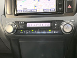 【オートエアコン】一度お好みの温度に設定すれば、車内の温度を検知し風量や温度を自動で調整。暑い&hellip;寒い&hellip;と何度もスイッチ操作をする必要はありません。快適な車内空間には必須の機能ですね♪
